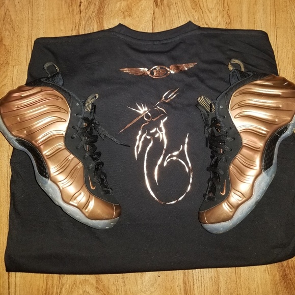 The shirt only not the sneakers - Picture 3 of 4